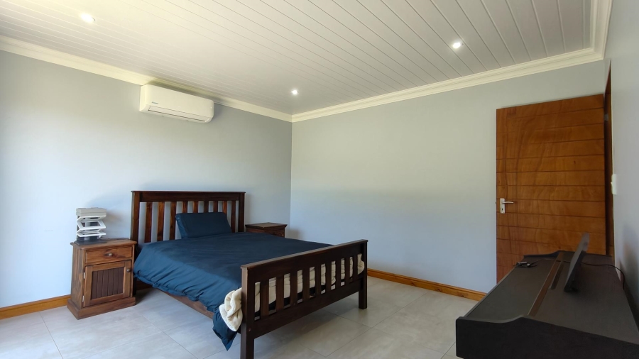 4 Bedroom Property for Sale in Outeniquasbosch Western Cape